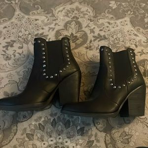 Dingo Black booties with studs